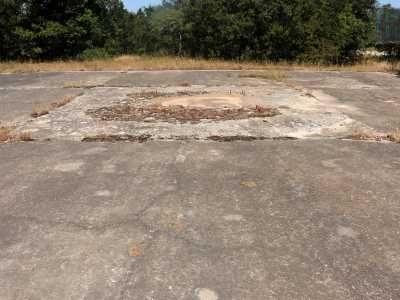 Siamo ora dentro alla base: su una delle tre piazzole di lancio sulle quali erano posti in posizione eretta gli Jupiter.  Per terra osserviamo dei tondini di ferro posti in quadrato, forse i resti dell�intelaiatura metallica alla quale erano ancorati i missili